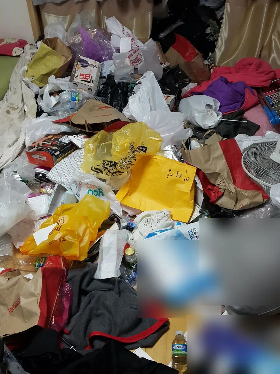 경기 광주 쓰레기집 청소 작업 전 쇼핑백과 비닐봉지, 옷가지가 방바닥을 덮은 모습
