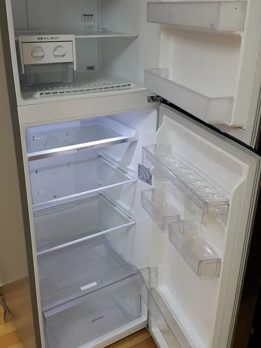 경기 광주 쓰레기집 청소 후 칸과 문 선반을 닦은 빈 냉장고
