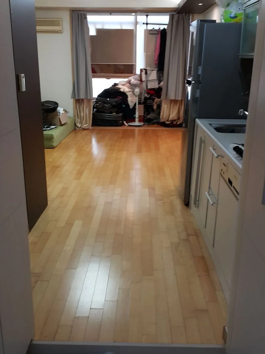 경기 광주 쓰레기집 청소 후 현관에서 거실까지 바닥을 닦은 모습