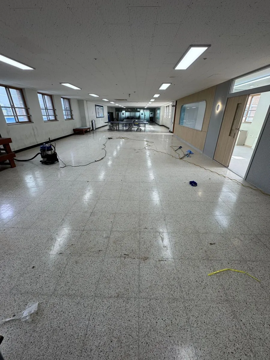 하남 학교청소 작업 전 전선과 장비가 흩어진 넓은 복도
