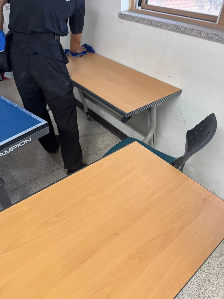 하남 학교청소 중 책상 상판을 닦는 모습