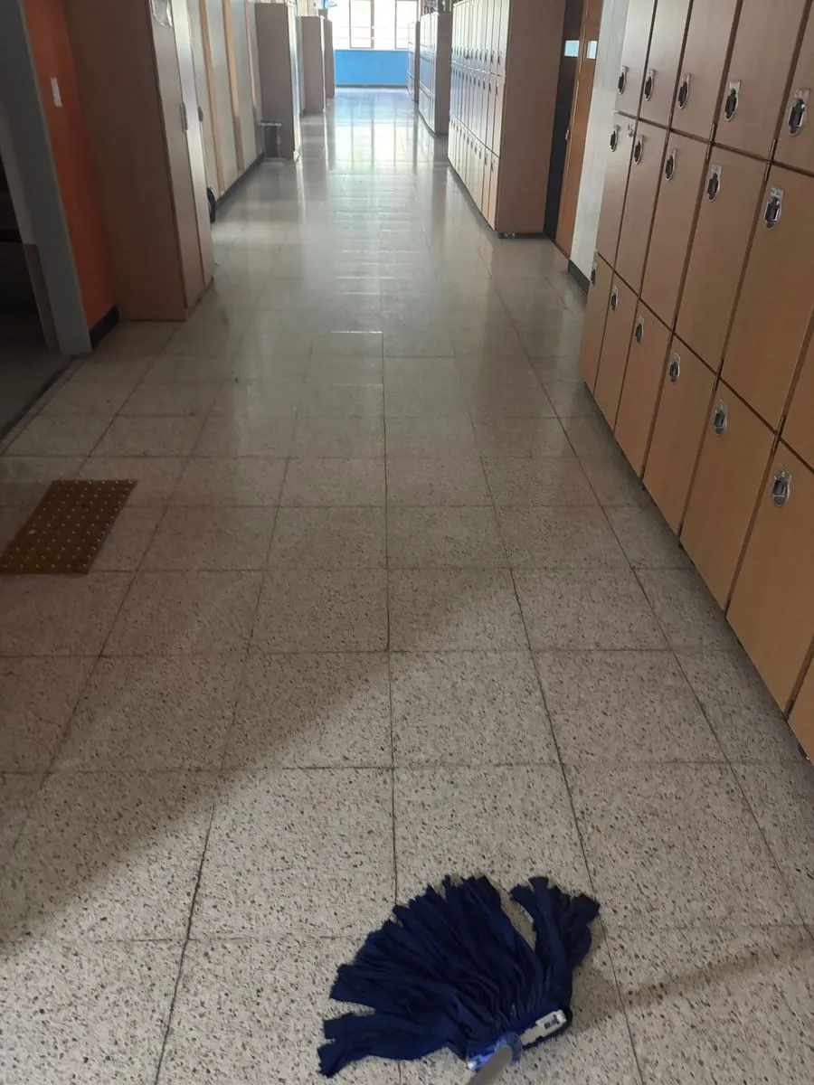 하남 학교청소 중 대걸레로 닦는 사물함 앞 복도