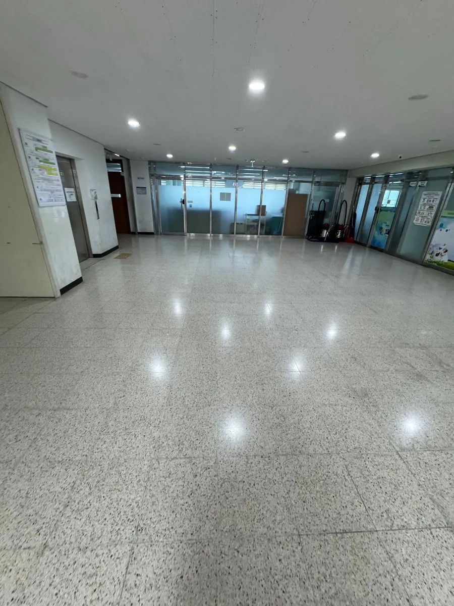 하남 학교청소 작업 완료 후 닦아 낸 출입구 쪽 복도