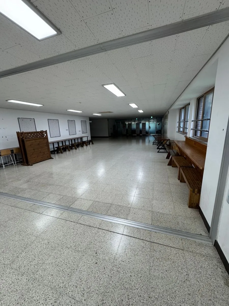 하남 학교청소 작업 완료 후 정리된 긴 복도