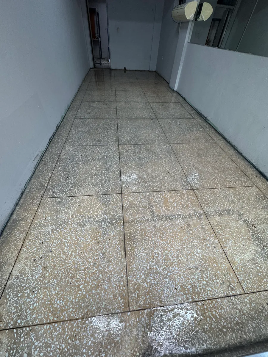 종로 테라조 바닥본드제거 작업 전, 통로 바닥에 짙게 남은 본드 얼룩