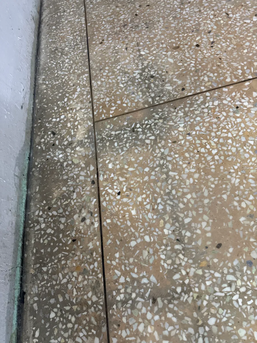 종로 테라조 바닥본드제거 작업 전, 골재 틈까지 스며든 접착제 자국