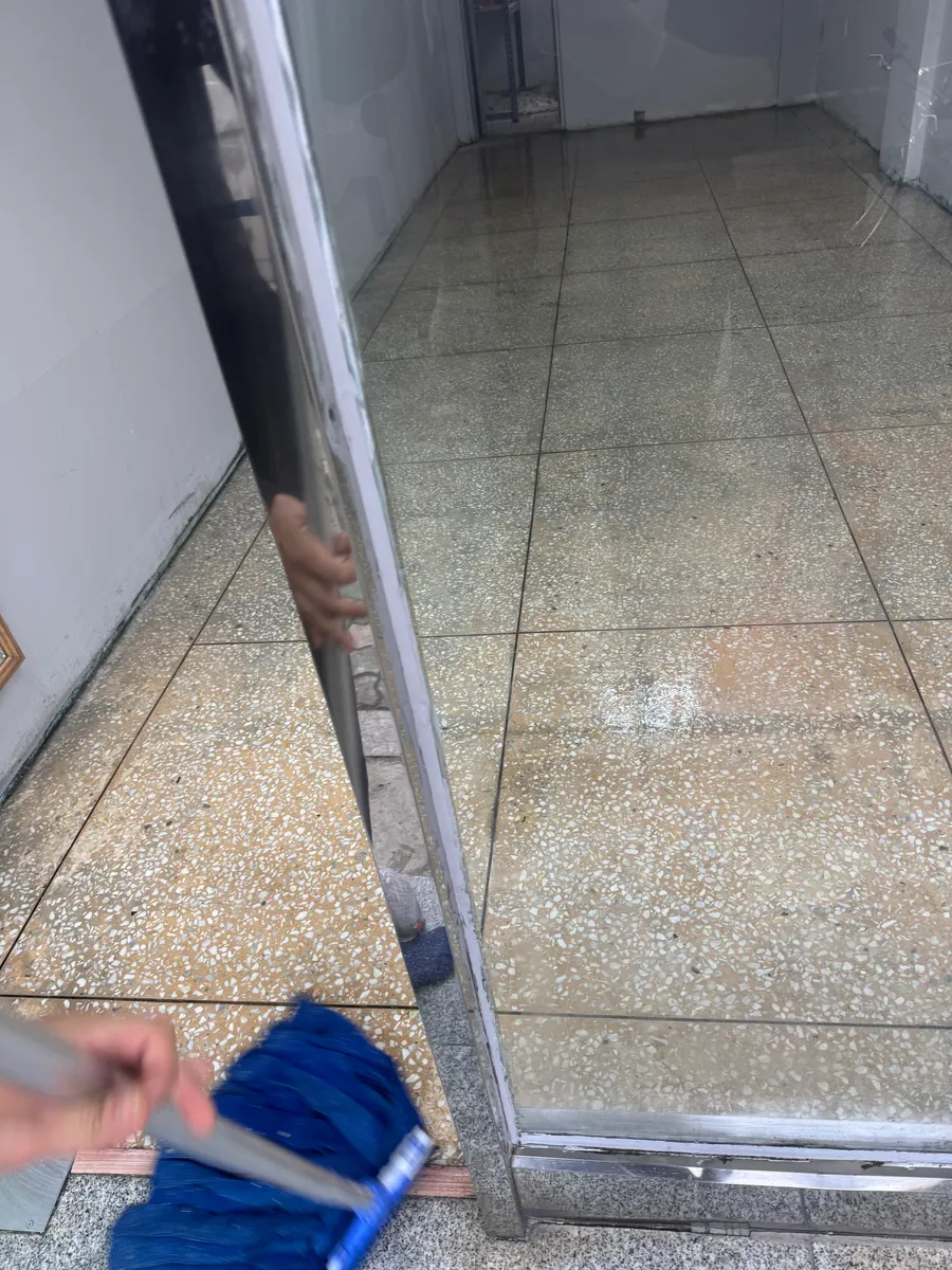 종로 테라조 바닥본드제거 작업 전, 벽면 아래쪽까지 남은 오염 자국