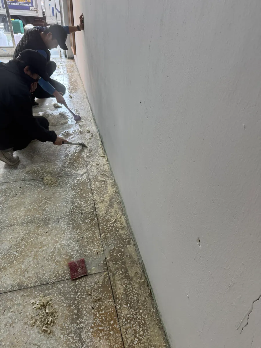 종로 테라조 바닥본드제거 작업 후, 물걸레 마감 작업 중인 통로
