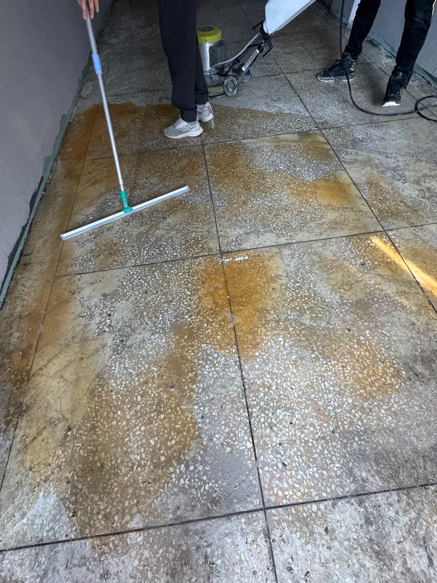 종로 테라조 바닥본드제거 작업 후, 바닥 스퀴지로 물기를 제거하는 모습