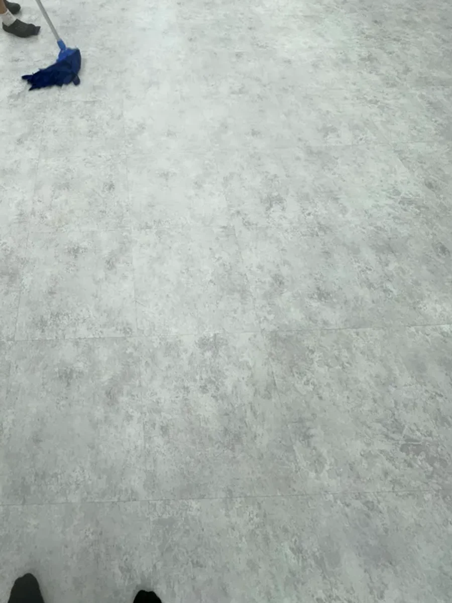 작업 중 모걸레와 바닥 작업 구간