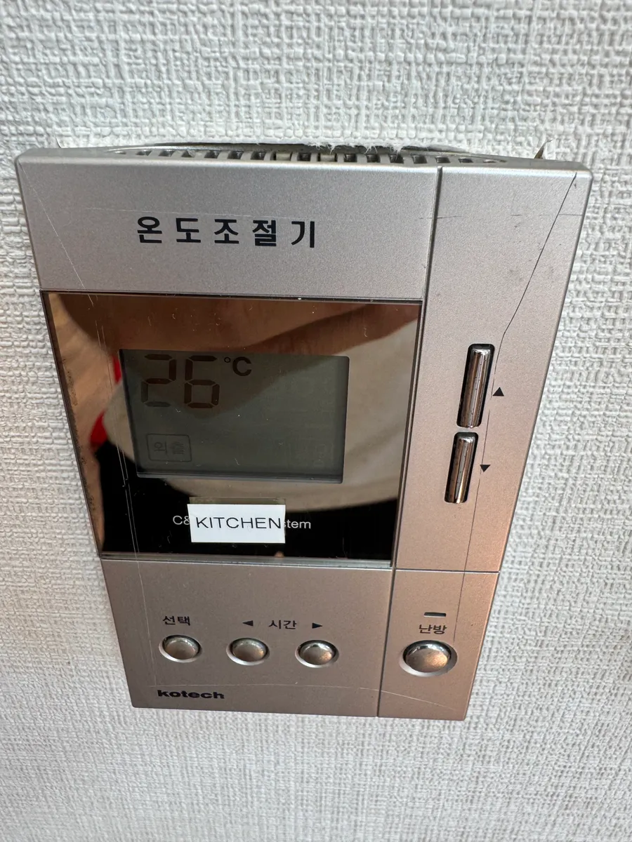 판교 주택 입주청소 작업 전, 온도조절기 표면 상태