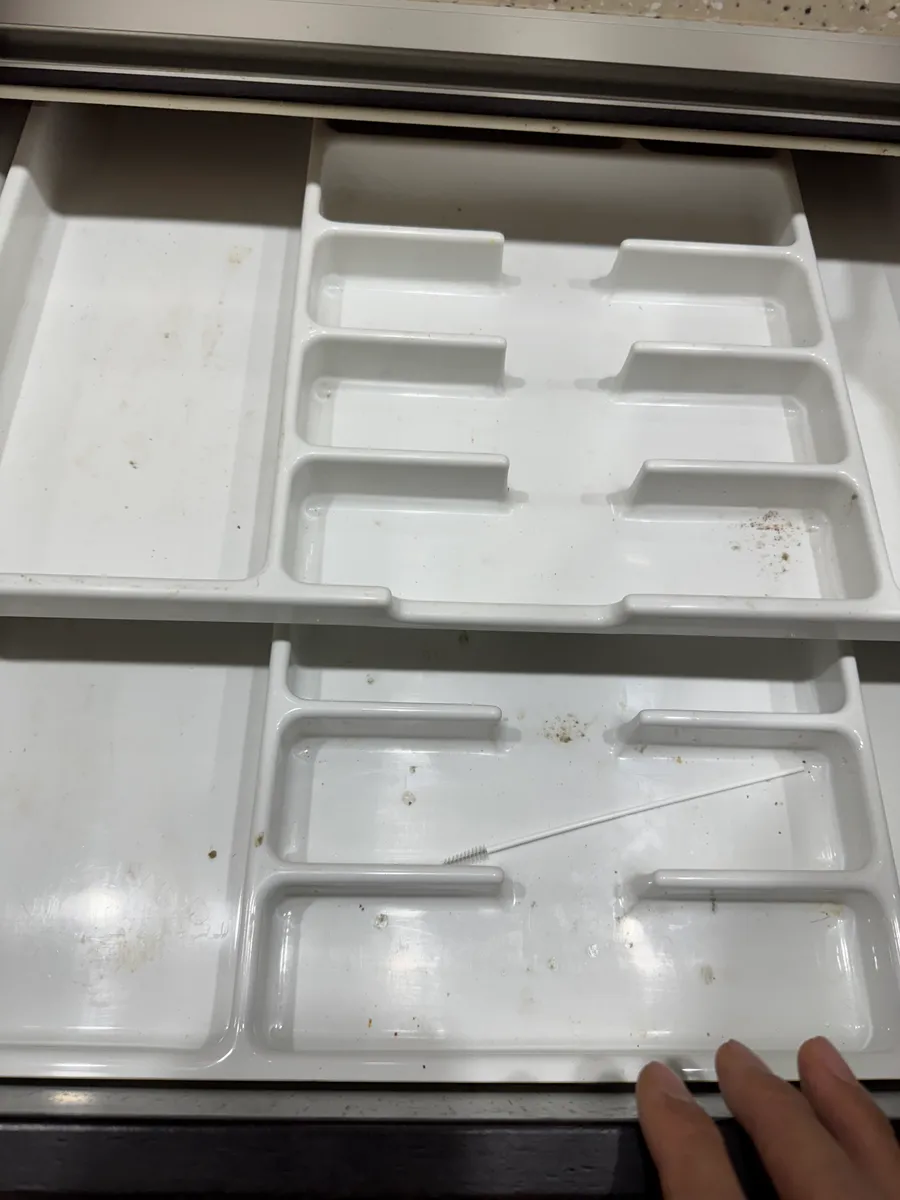 판교 주택 입주청소 작업 전, 이물질이 보이는 수납 트레이