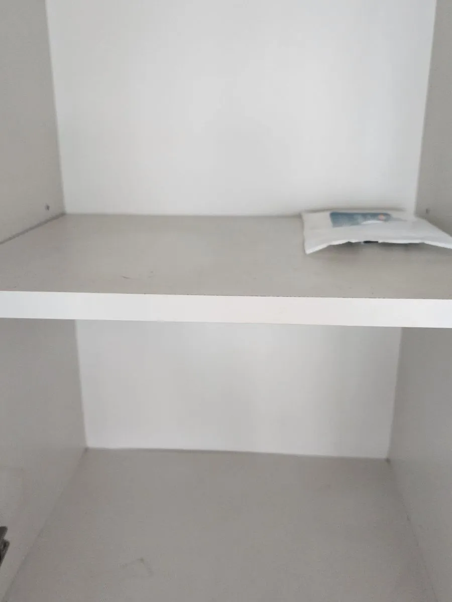 평촌 입주청소 작업 전 먼지가 쌓인 선반