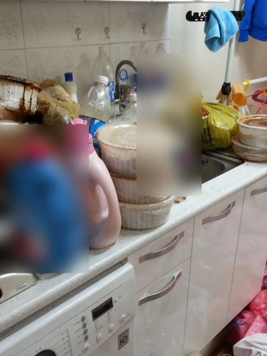 평촌 쓰레기집 청소 작업 전 주방 개수대 위에 그릇과 병이 올라온 모습