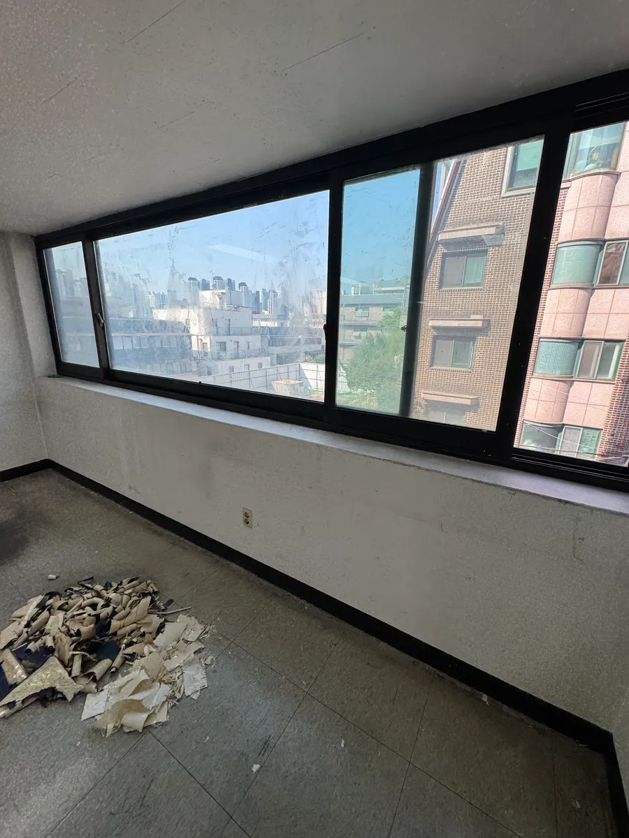 작업 중 제거된 시트지 조각이 놓인 창가