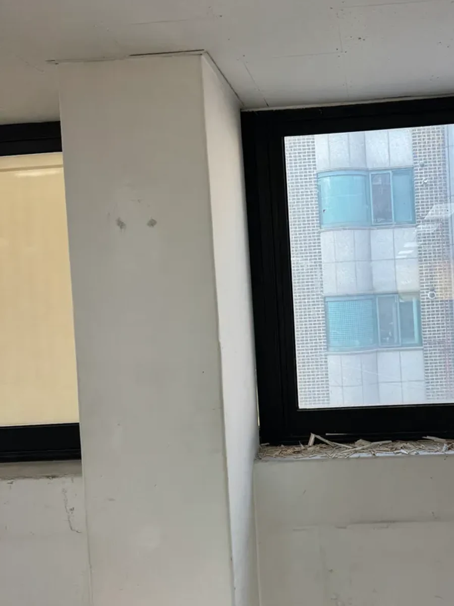 작업 중 창호 하단의 제거 잔재