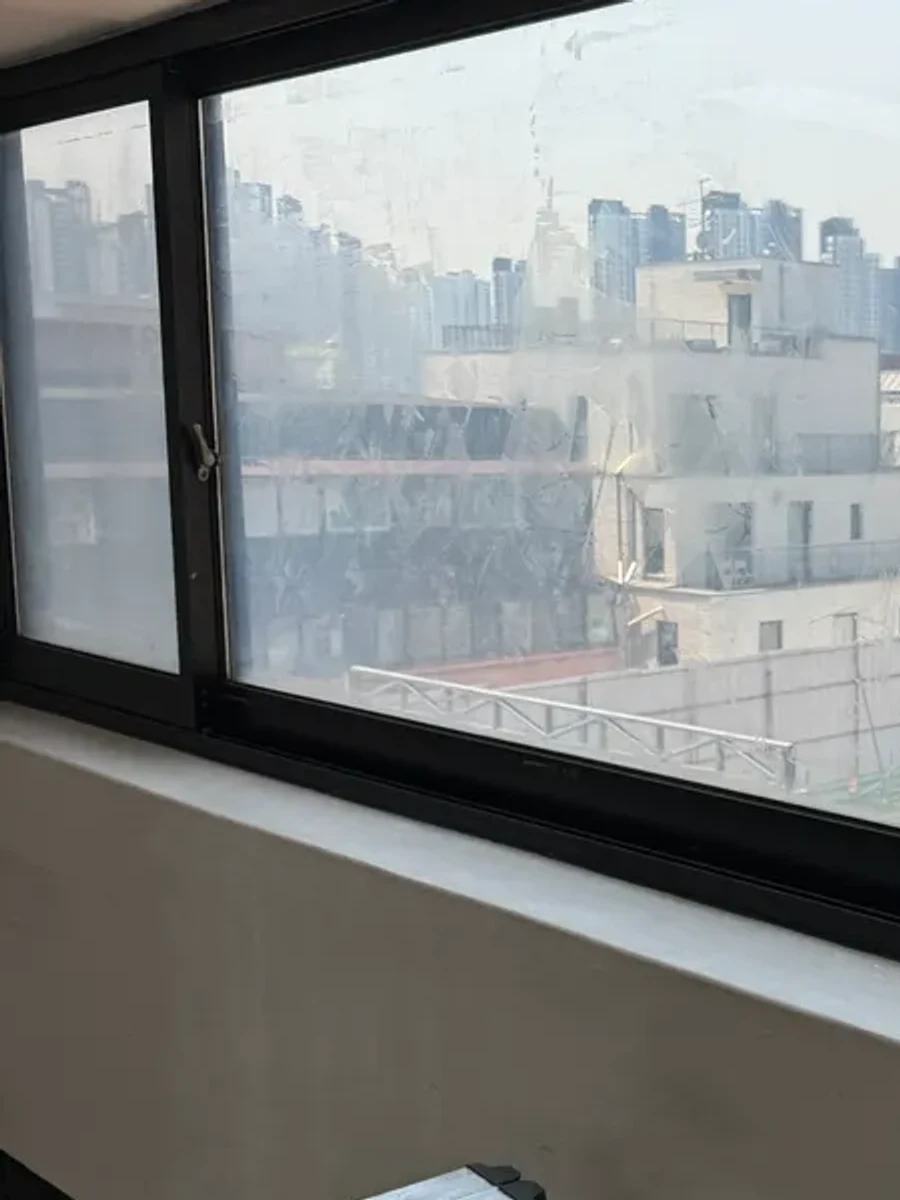 작업 중 창호 표면과 작업 흔적