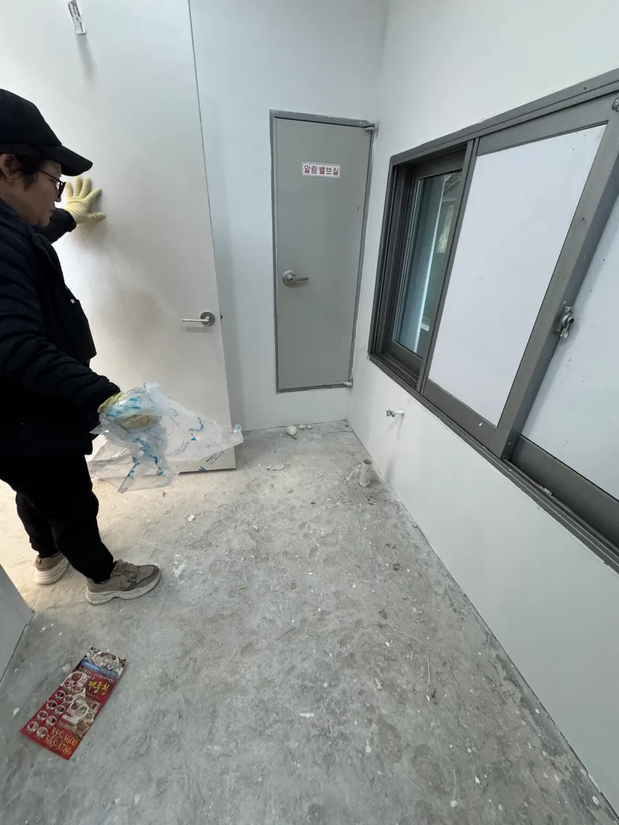 서초구 건물 복원청소 작업 전, 천장 에어컨 설비