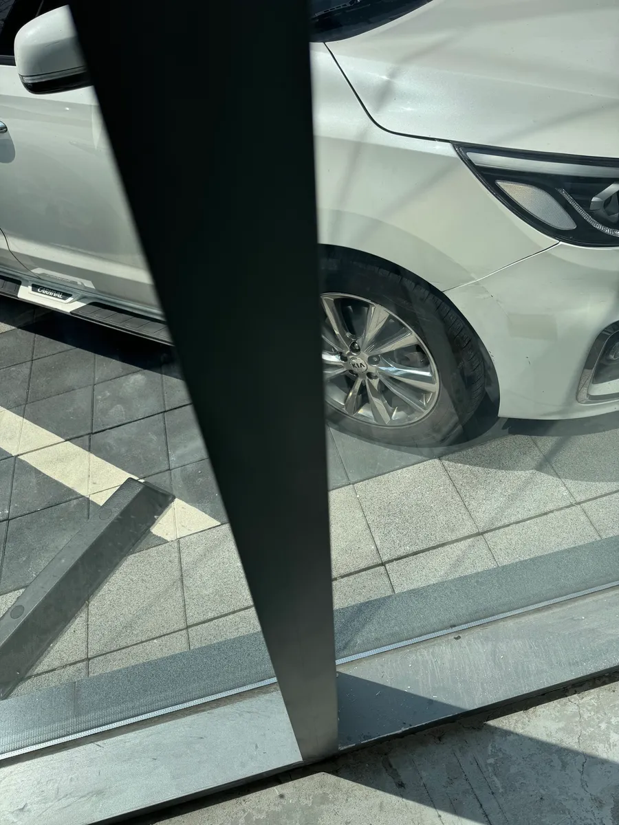 서초구 건물 복원청소 작업 후, 먼지를 제거한 창틀 레일