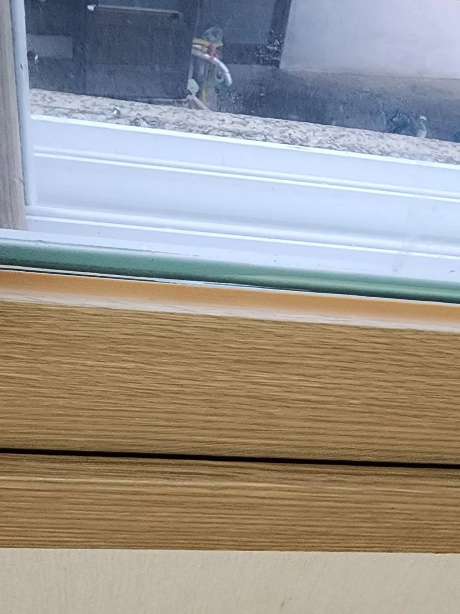 잠실 입주청소 작업 완료 후 곰팡이를 닦아 낸 창 아래
