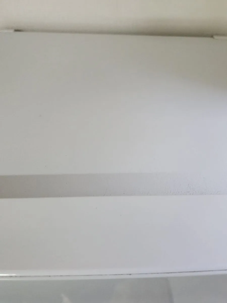 잠실 입주청소 작업 완료 후 얼룩을 닦아 낸 선반