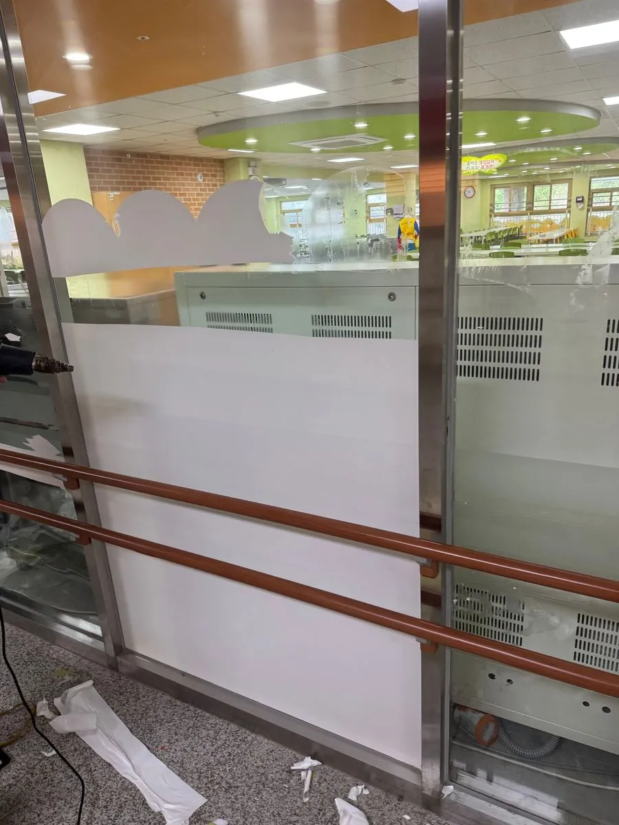 수원 학교청소 중 시트지를 떼어 낸 급식실 칸막이