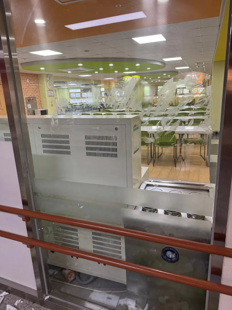 수원 학교청소 중 끈끈이를 닦아 내는 급식실 칸막이 유리
