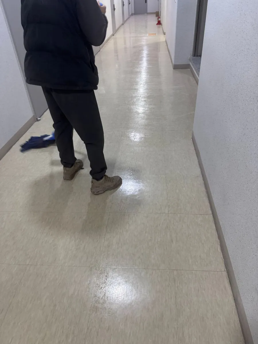 수원 인테리어청소 중 걸레로 긴 복도 바닥을 닦는 모습