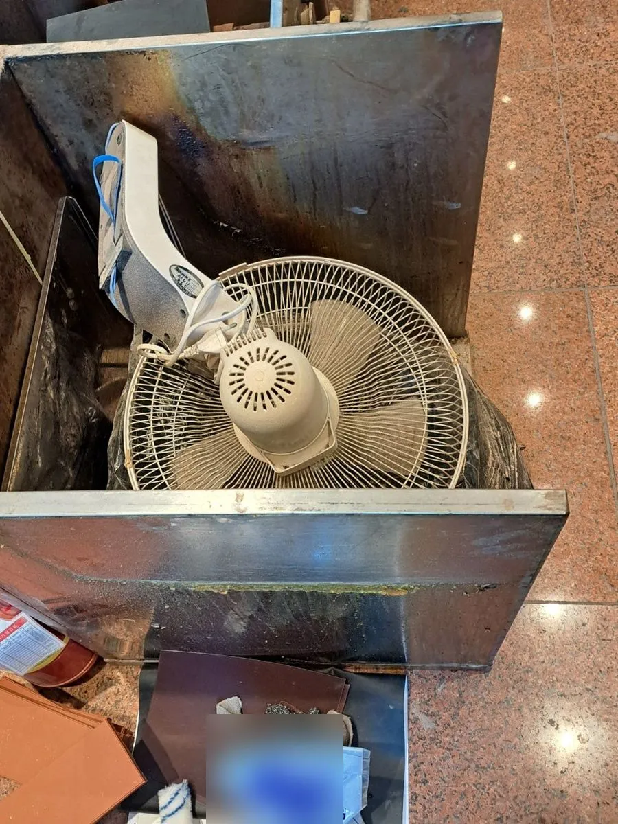 수원 주방청소 작업 전 기름때가 낀 환풍기 둘레