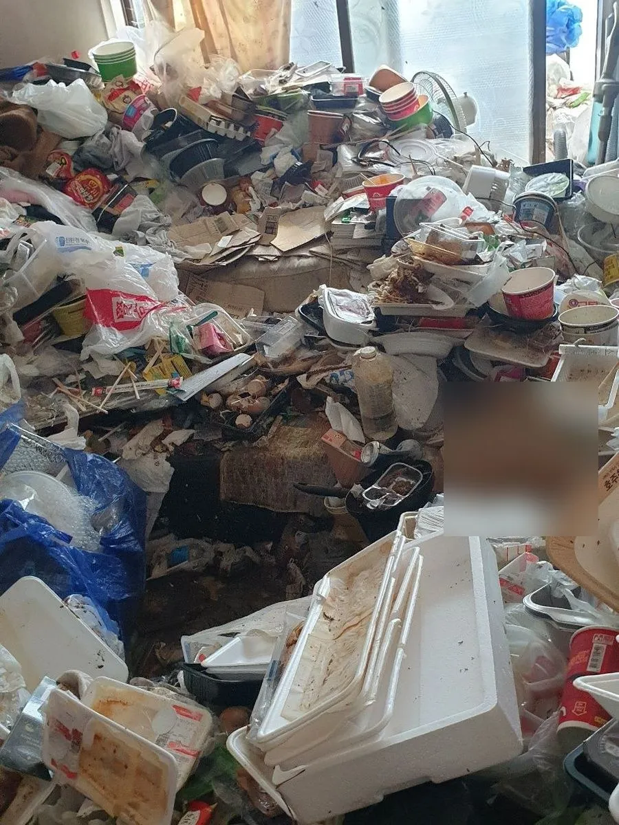 수원 쓰레기집 청소 작업 전 창가까지 쓰레기와 스티로폼 상자가 쌓인 방