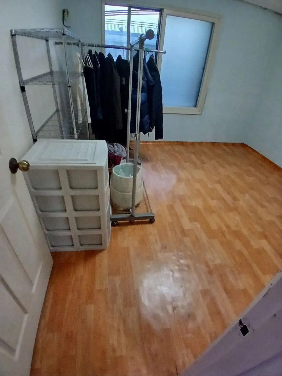 수원 쓰레기집 청소 후 남길 옷과 수납함만 두고 바닥을 닦은 방