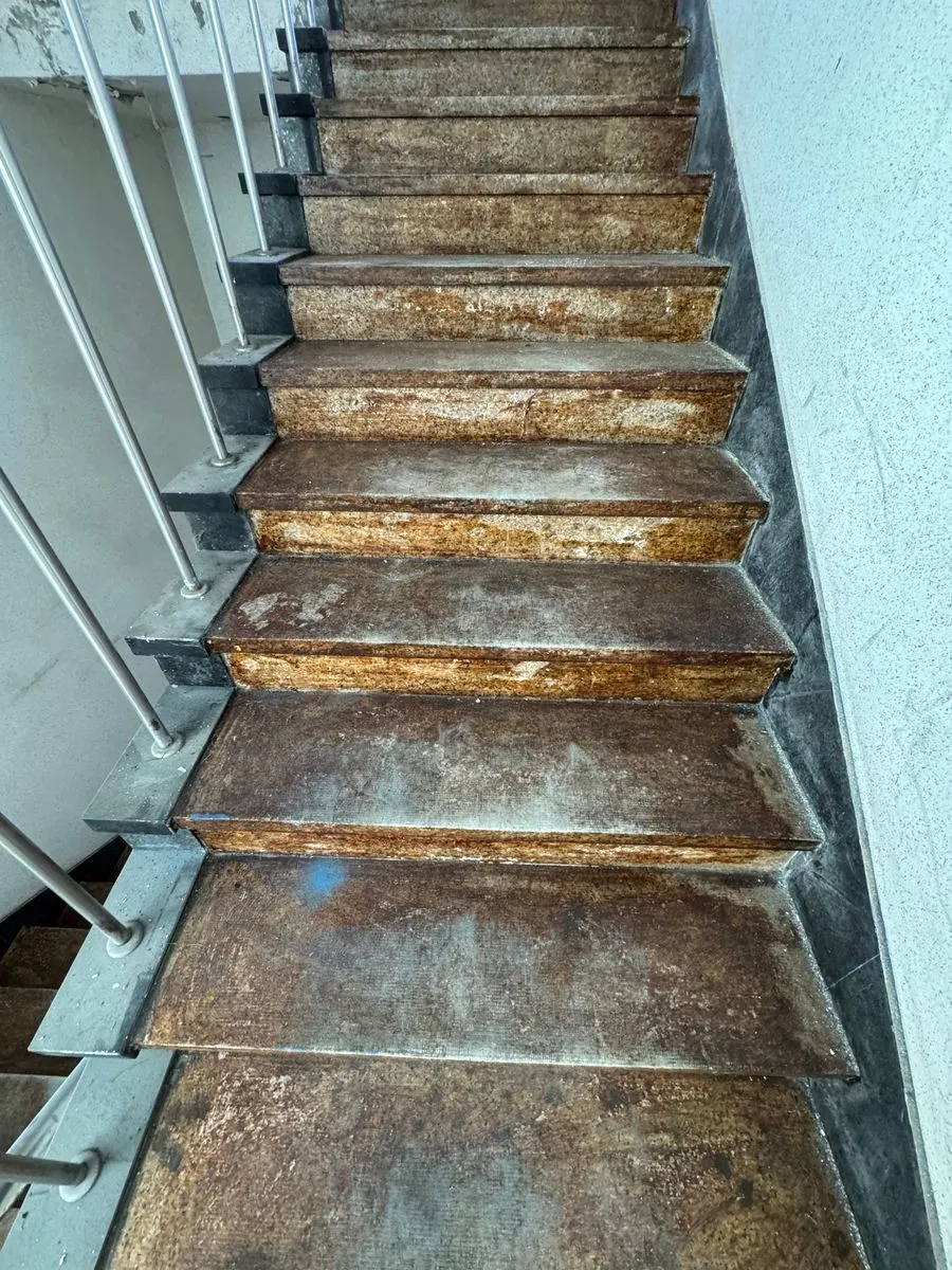 의정부 본드제거 작업 전 갈색 접착제가 덮인 화강석 계단