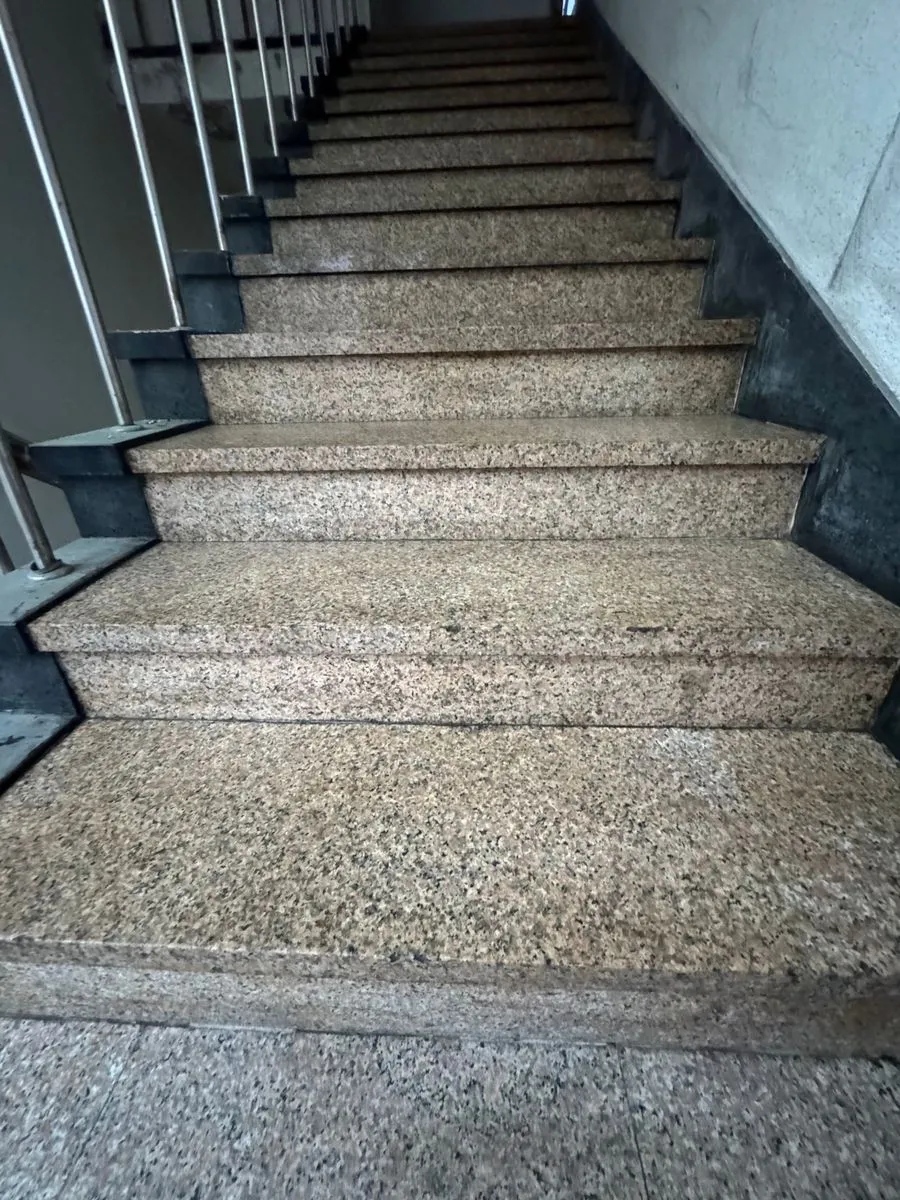 의정부 본드제거 작업 완료 후 정리된 계단 디딤판