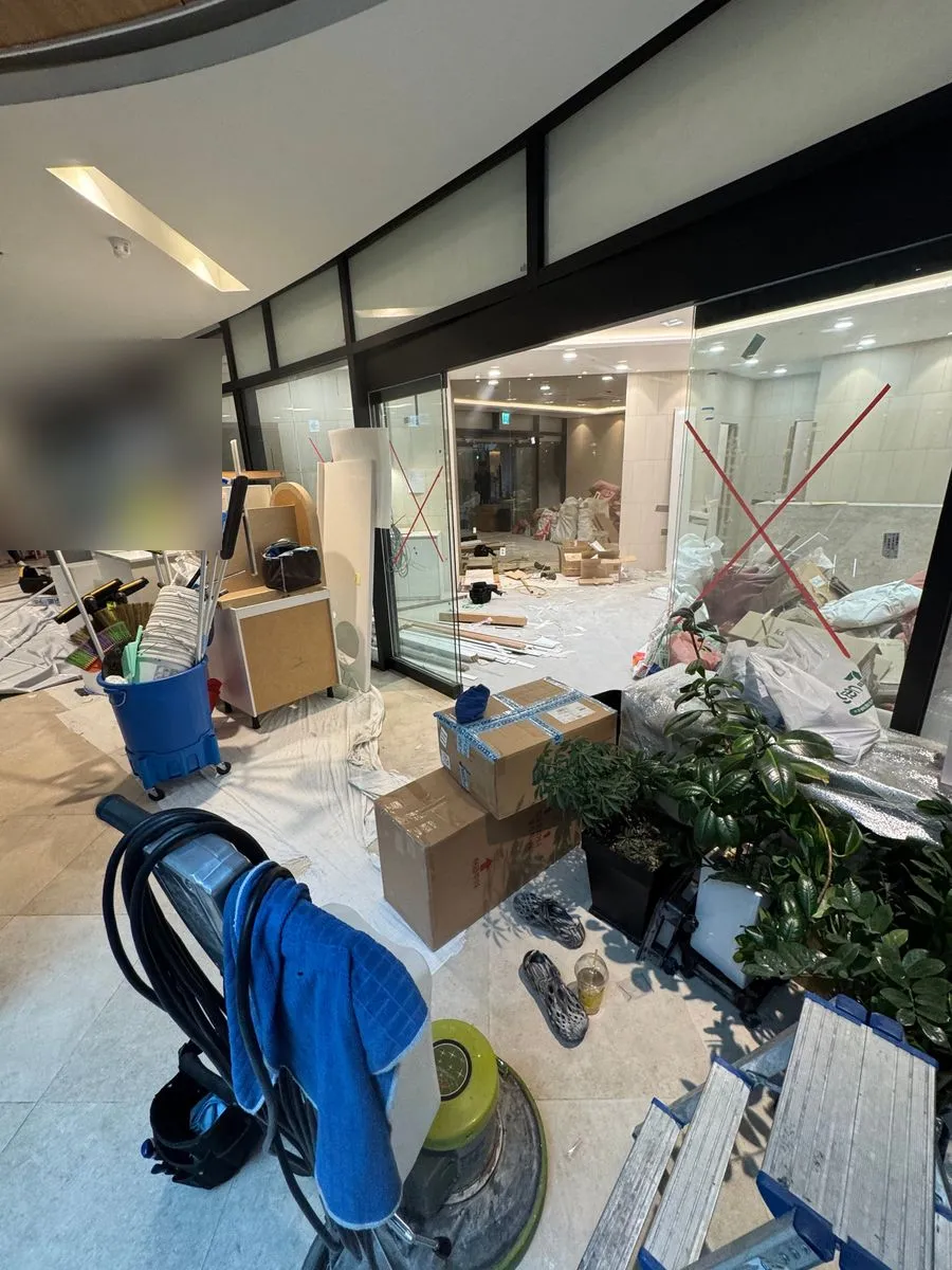 위례 준공청소 작업 전 상자와 자재가 모여 있는 치과 입구