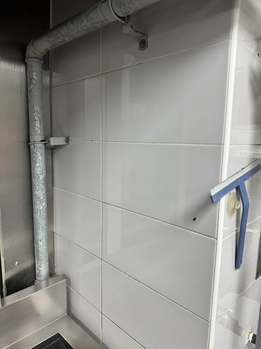 영등포 어린이집 후드청소 작업 후, 세척을 마친 싱크대와 배관