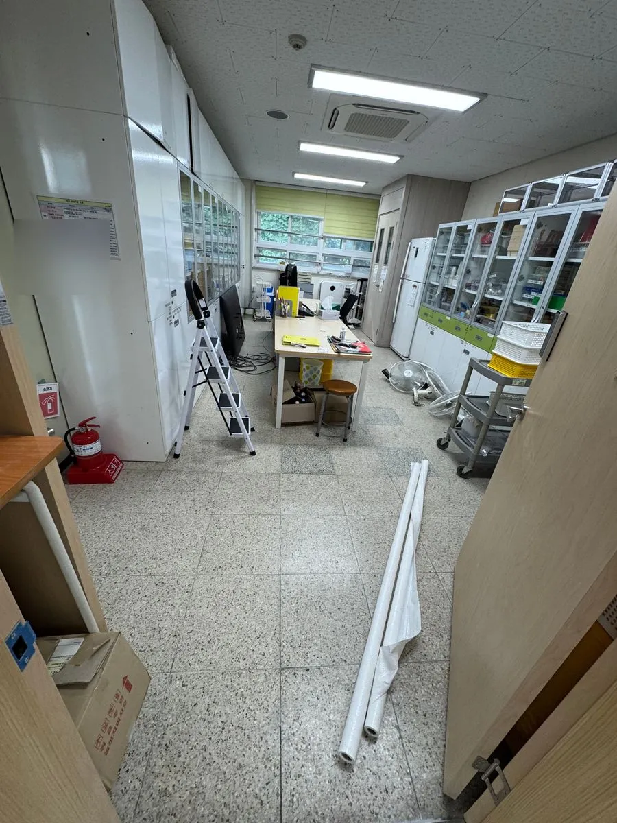 용인 학교청소 작업 전 자재와 집기가 몰려 있는 과학실