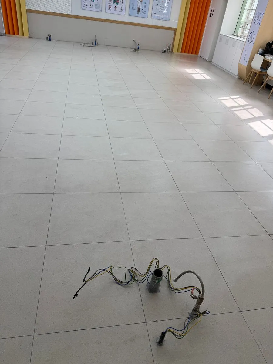 용인 학교청소 작업 전 전선이 남은 빈 교실 바닥