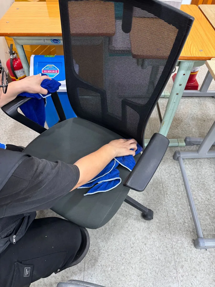 용인 학교청소 중 교실 의자를 닦는 모습