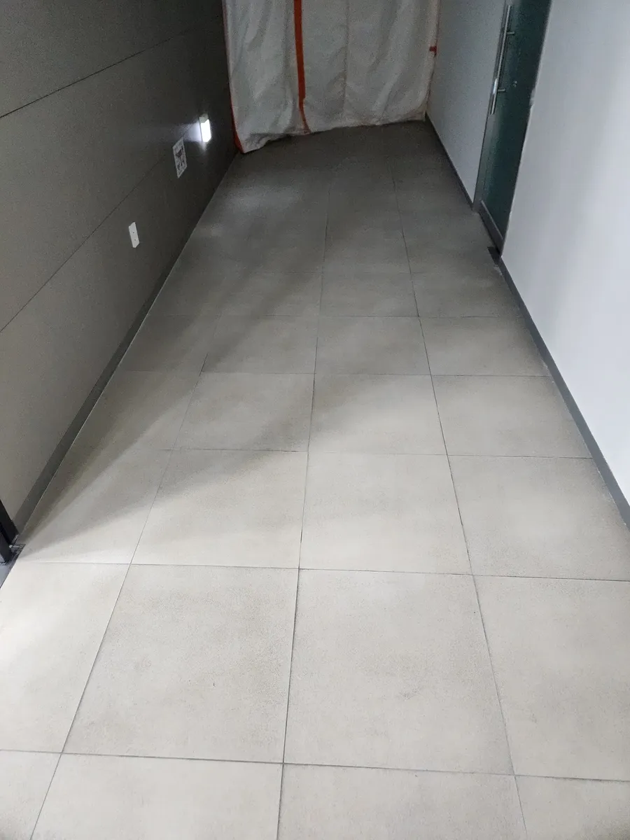 용인 사무실청소 작업 완료 후 안쪽 통로 바닥