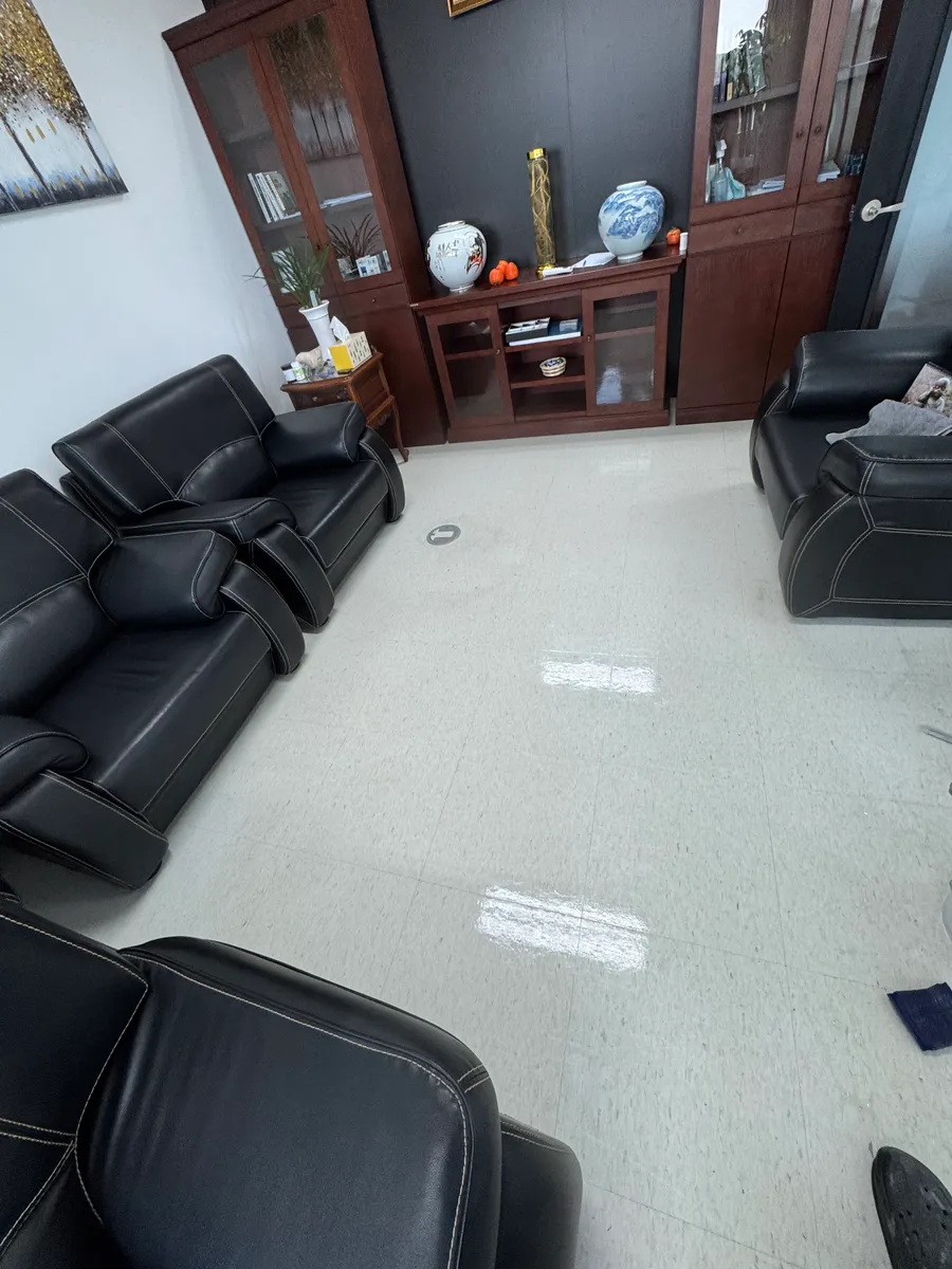 현장 확인 소파와 수납장 주변 바닥