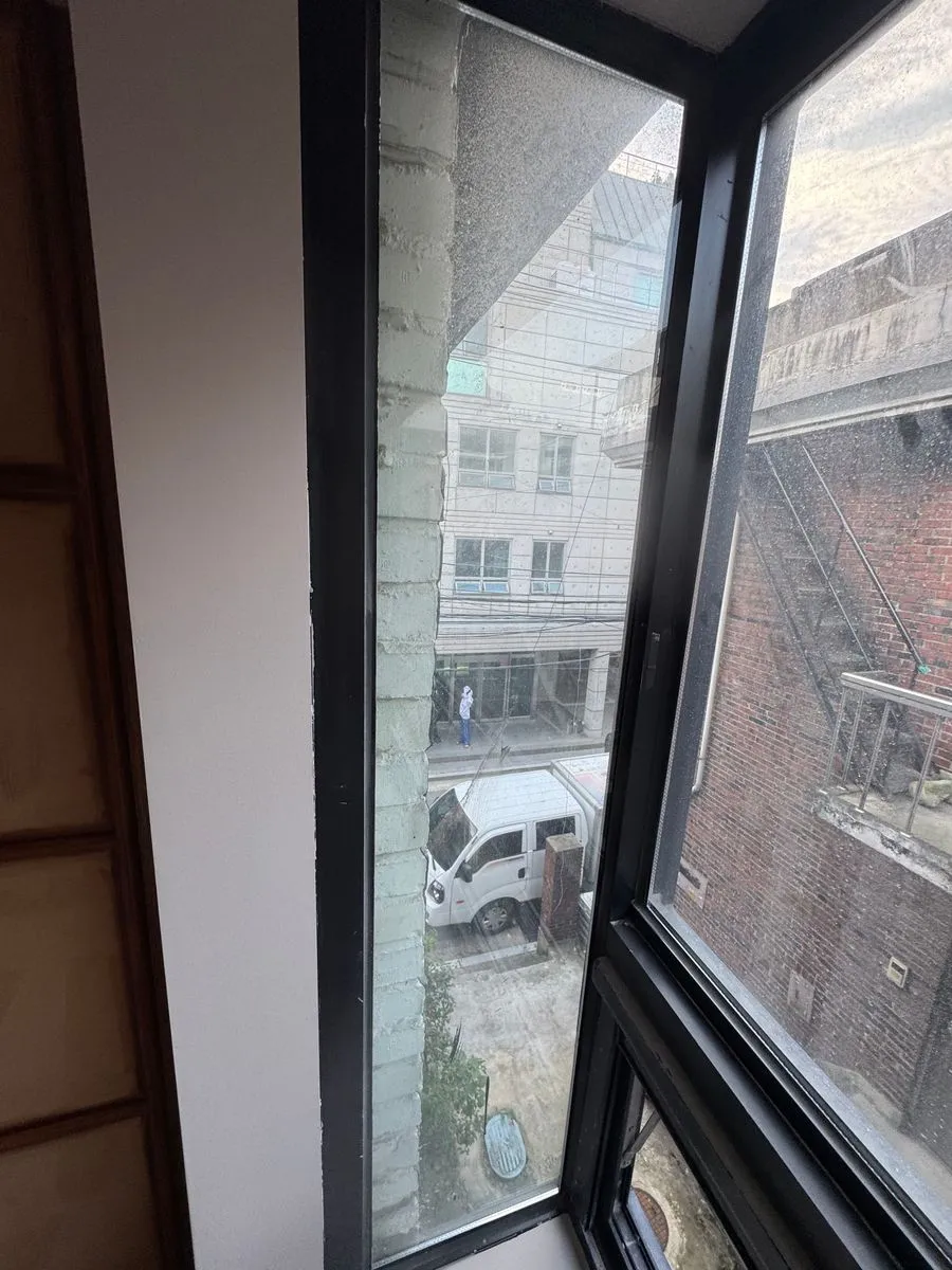 용산 사무실청소 작업 전 먼지와 빗물 자국이 앉은 창문 유리